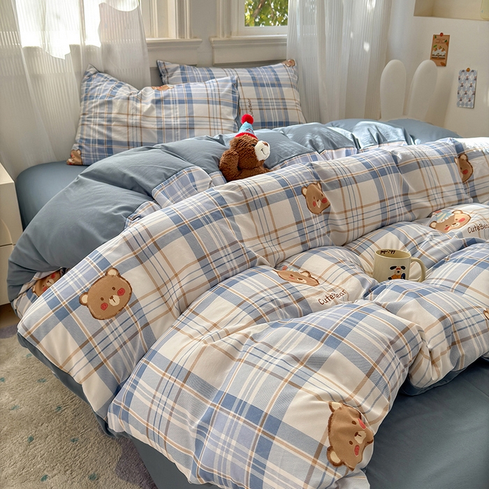 91家纺网 家纺一手货源 找家纺 沐芷 2025 A类软萌水洗棉卡通印花四件套床上用品三件套被套床单 格纹熊