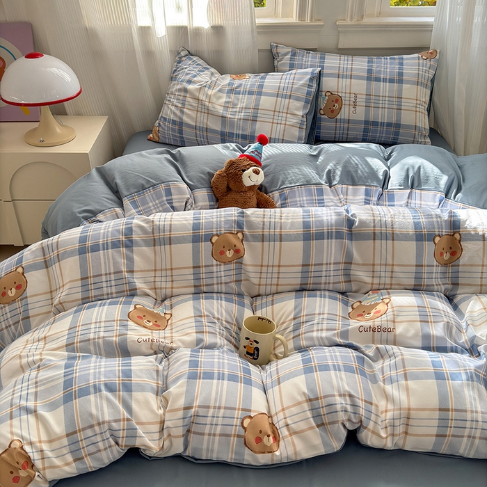 91家纺网 家纺一手货源 找家纺 沐芷 2025 A类软萌水洗棉卡通印花四件套床上用品三件套被套床单 格纹熊