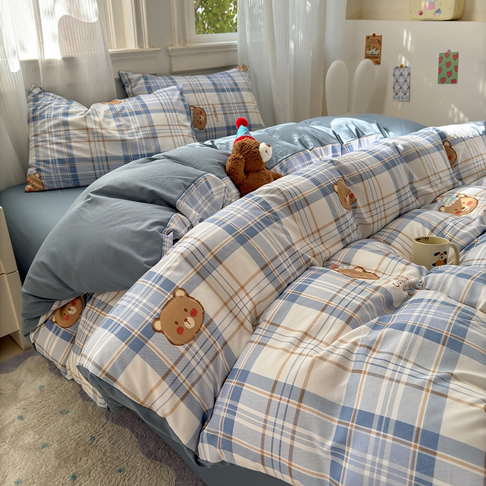 91家纺网 家纺一手货源 找家纺 沐芷 2025 A类软萌水洗棉卡通印花四件套床上用品三件套被套床单 格纹熊