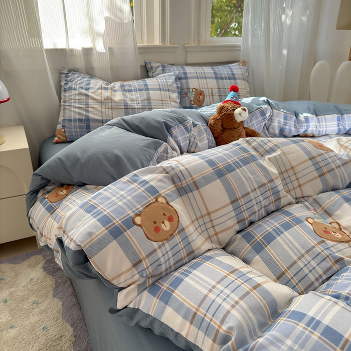 91家纺网 家纺一手货源 找家纺 沐芷 2025 A类软萌水洗棉卡通印花四件套床上用品三件套被套床单 格纹熊