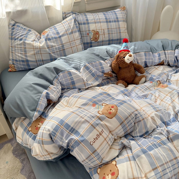 91家纺网 家纺一手货源 找家纺 沐芷 2025 A类软萌水洗棉卡通印花四件套床上用品三件套被套床单 格纹熊