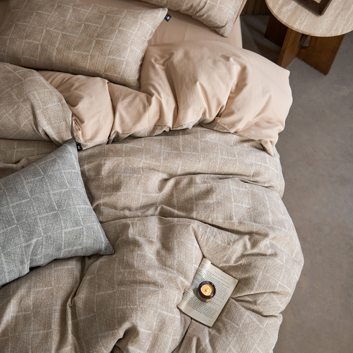 91家纺网 家纺一手货源 找家纺 安莱生活 2025新款三层纱大提花四件套--苏珊格 苏珊格-卡其