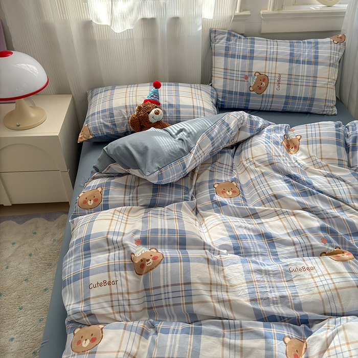 91家纺网 家纺一手货源 找家纺 沐芷 2025 A类软萌水洗棉卡通印花四件套床上用品三件套被套床单 格纹熊