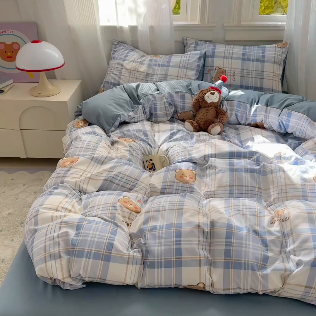 91家纺网 家纺一手货源 找家纺 沐芷 2025 A类软萌水洗棉卡通印花四件套床上用品三件套被套床单 格纹熊