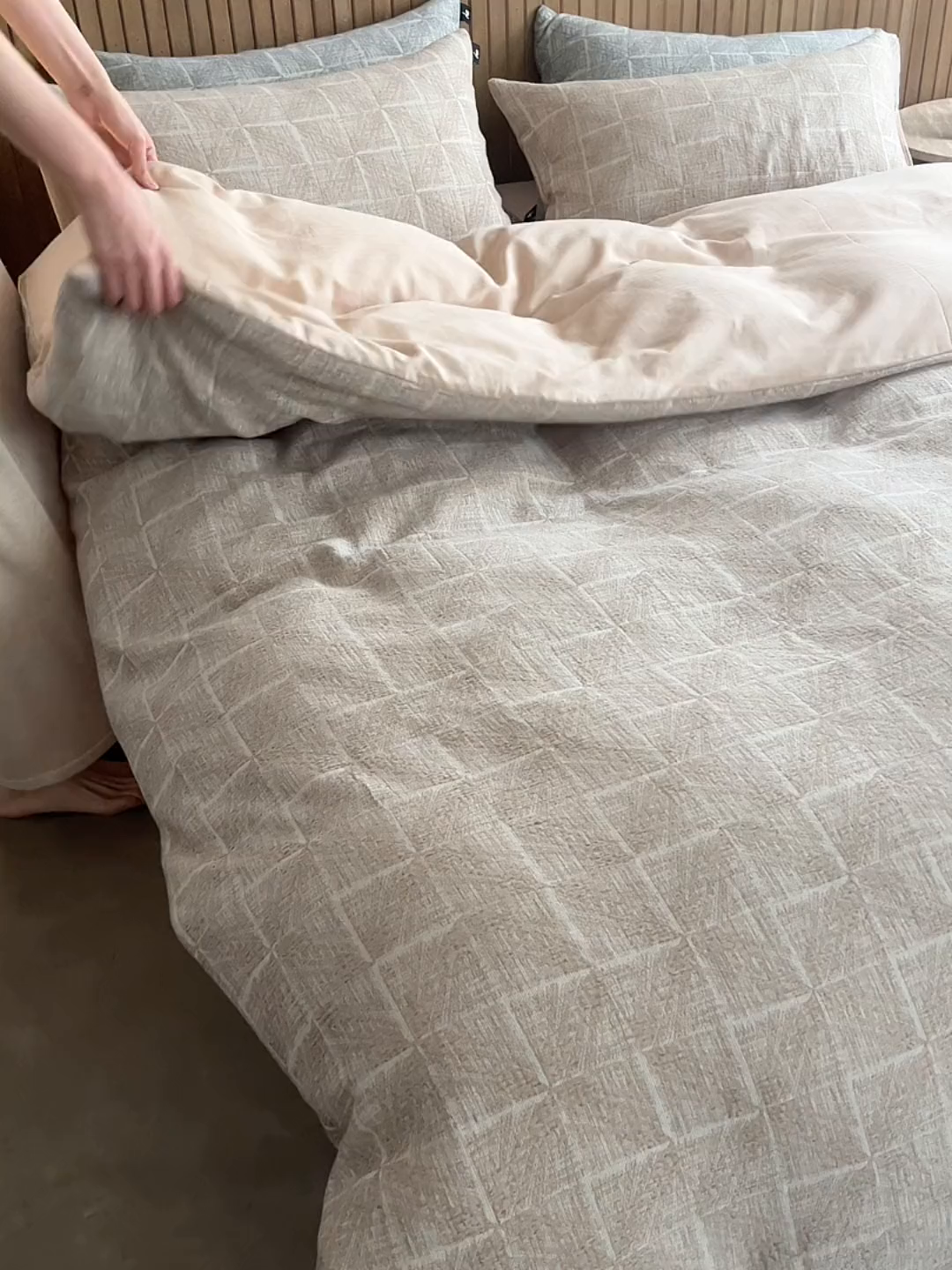 91家纺网 家纺一手货源 找家纺 安莱生活 2025新款三层纱大提花四件套--苏珊格 苏珊格-卡其