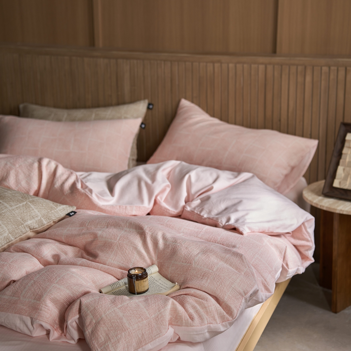 91家纺网 家纺一手货源 找家纺 安莱生活 2025新款三层纱大提花四件套--苏珊格 苏珊格-嫩粉