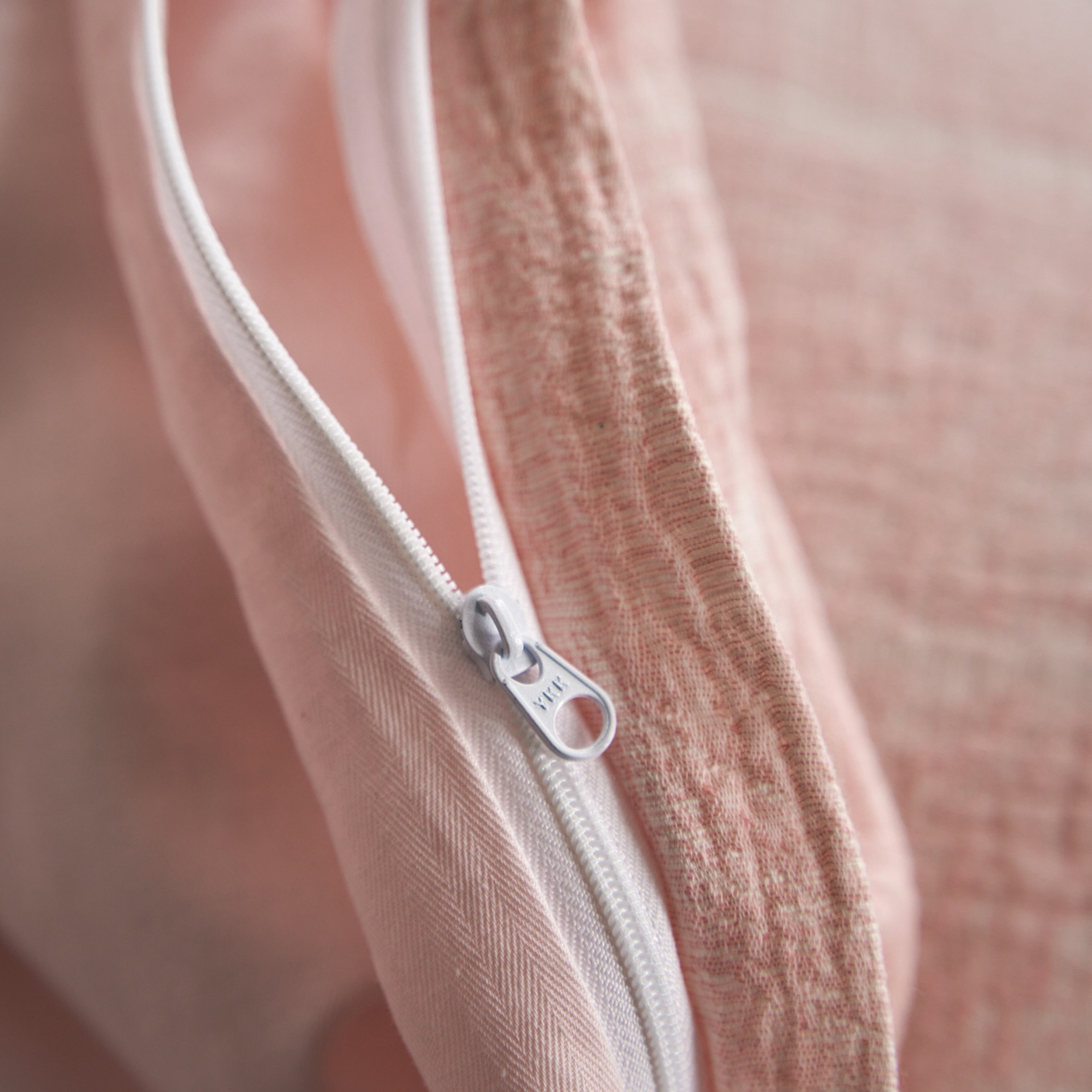 91家纺网 家纺一手货源 找家纺 安莱生活 2025新款三层纱大提花四件套--苏珊格 苏珊格-嫩粉