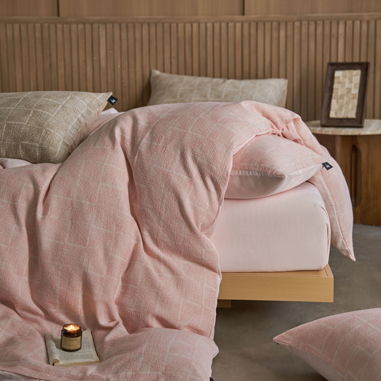 91家纺网 家纺一手货源 找家纺 安莱生活 2025新款三层纱大提花四件套--苏珊格 苏珊格-嫩粉