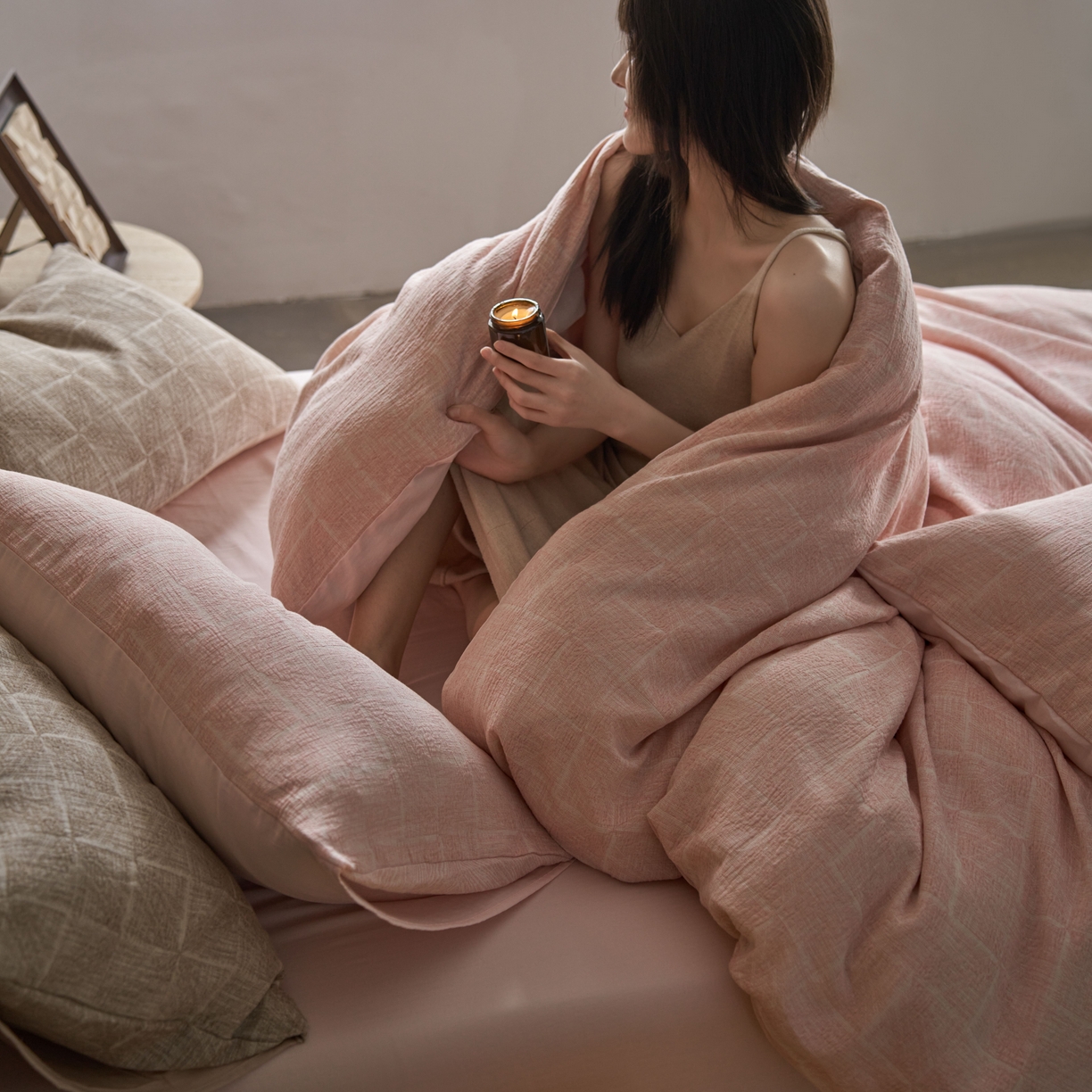 91家纺网 家纺一手货源 找家纺 安莱生活 2025新款三层纱大提花四件套--苏珊格 苏珊格-嫩粉