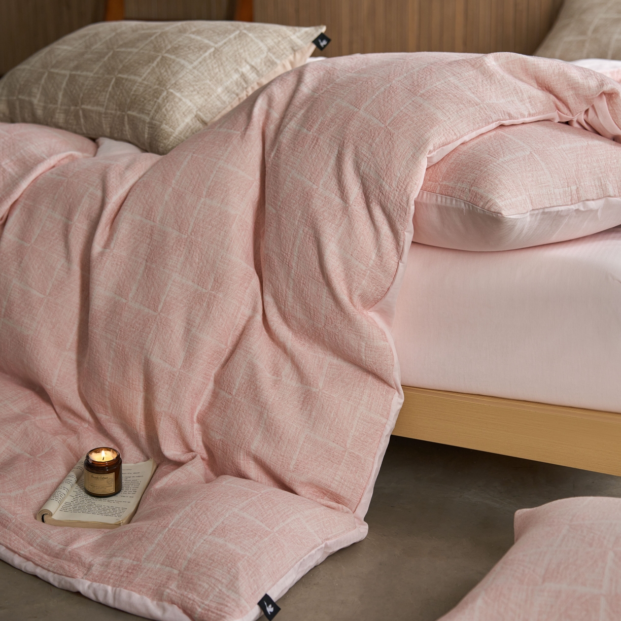 91家纺网 家纺一手货源 找家纺 安莱生活 2025新款三层纱大提花四件套--苏珊格 苏珊格-嫩粉