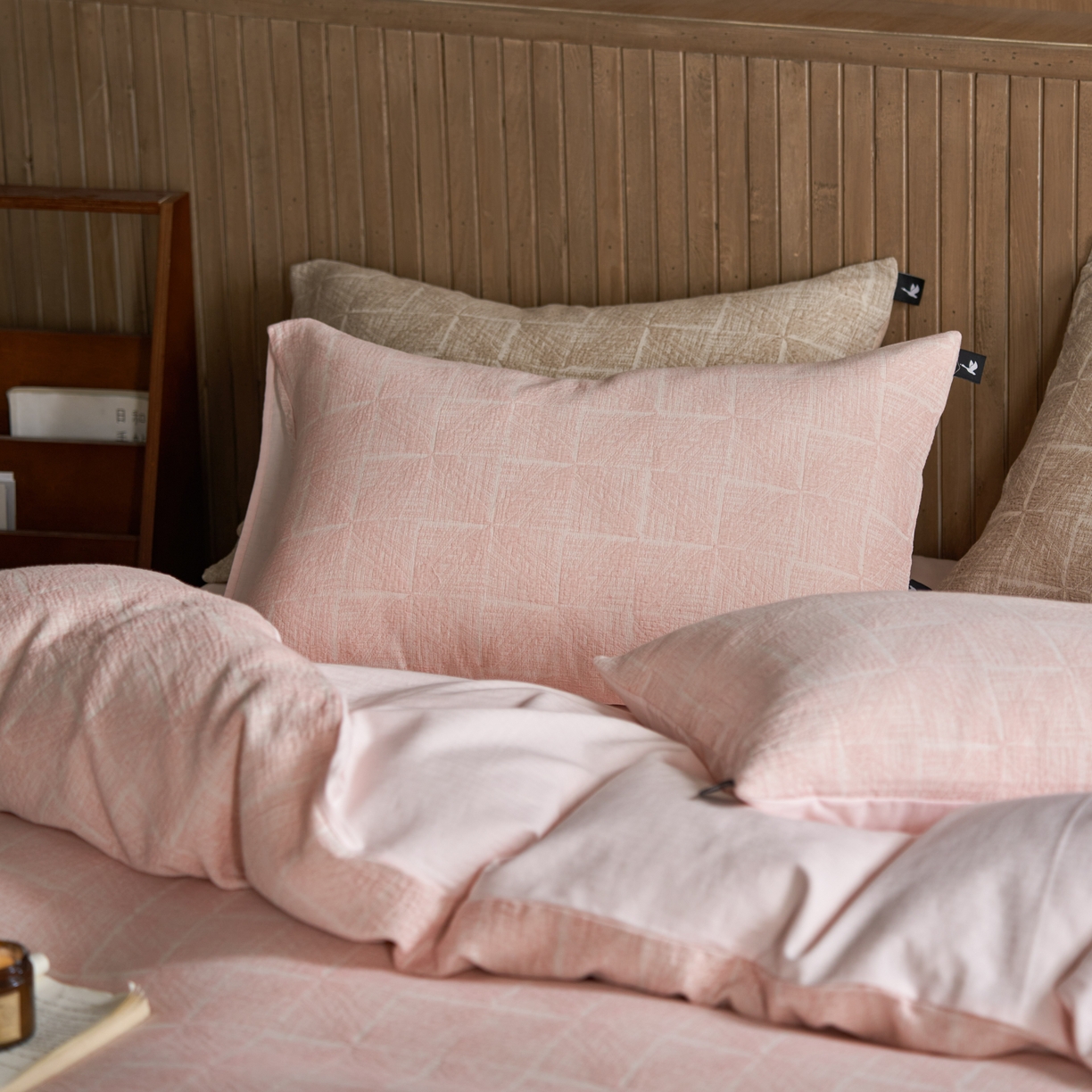 91家纺网 家纺一手货源 找家纺 安莱生活 2025新款三层纱大提花四件套--苏珊格 苏珊格-嫩粉