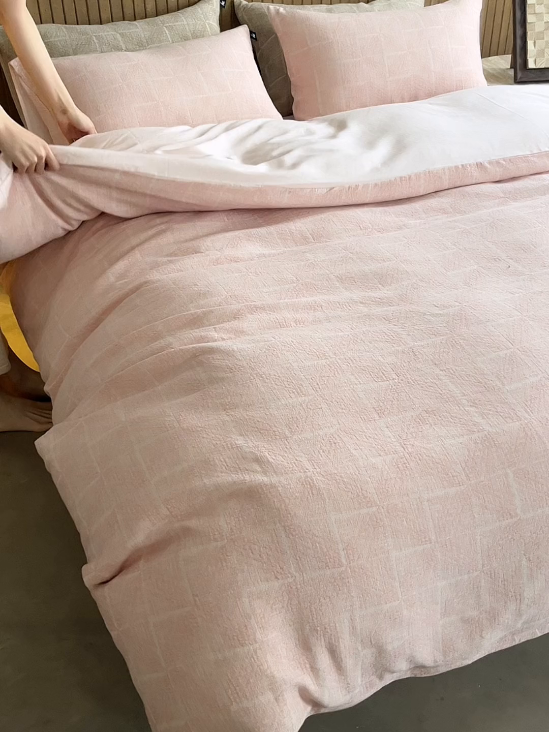 91家纺网 家纺一手货源 找家纺 安莱生活 2025新款三层纱大提花四件套--苏珊格 苏珊格-嫩粉