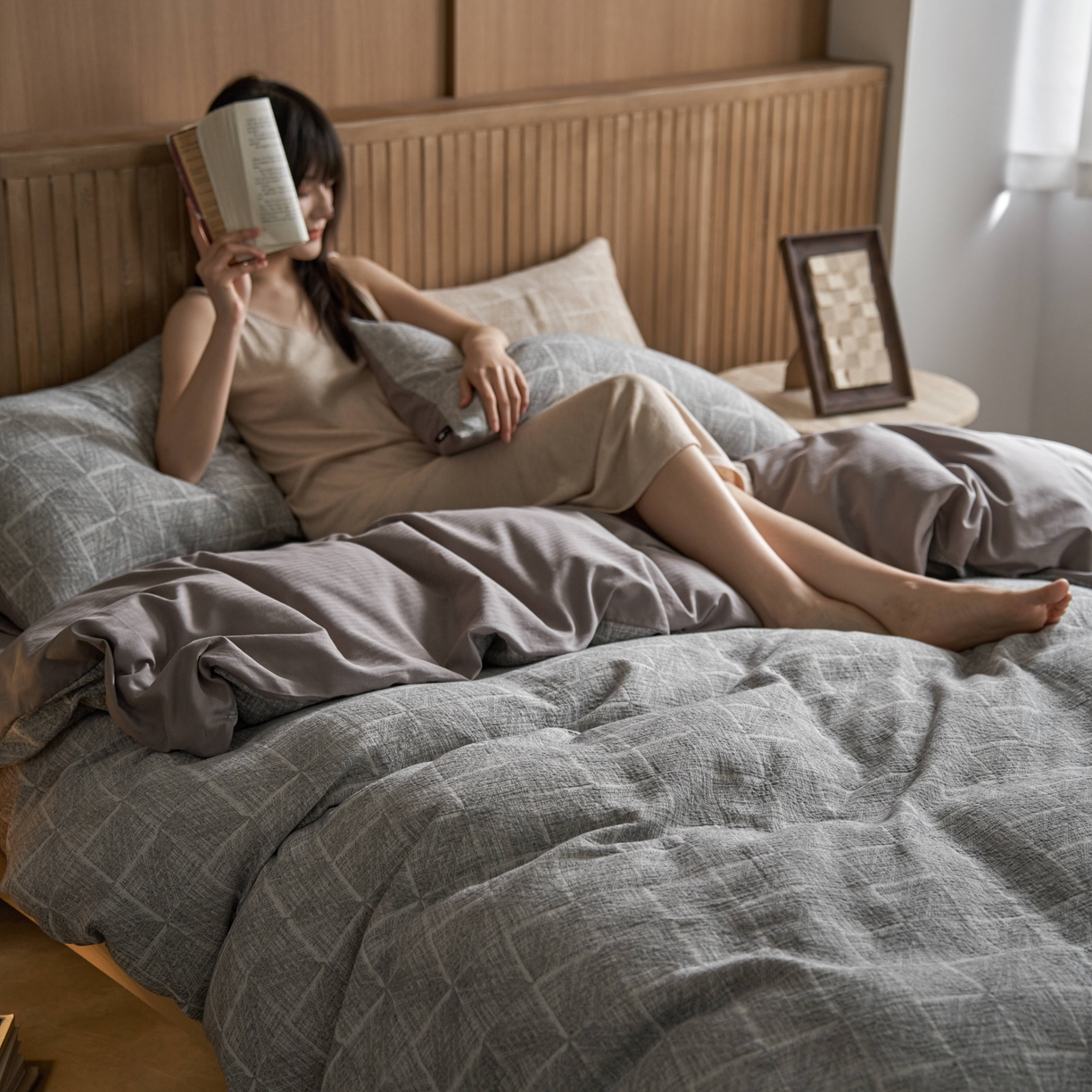 91家纺网 家纺一手货源 找家纺 安莱生活 2025新款三层纱大提花四件套--苏珊格 苏珊格-深灰