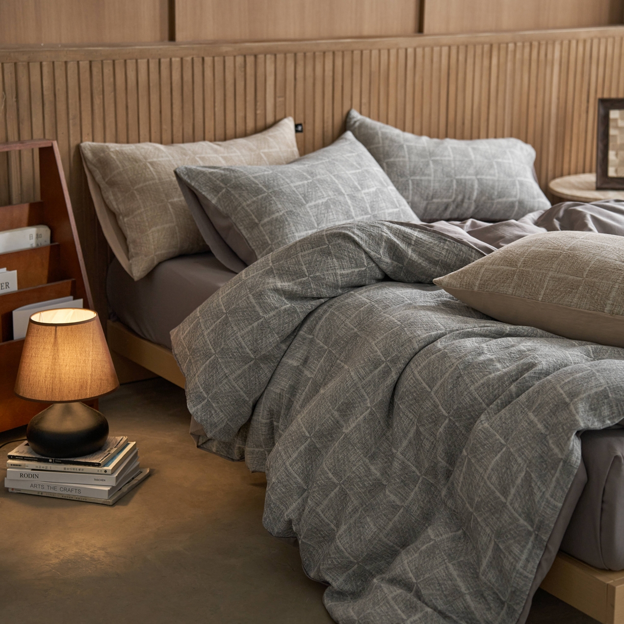 91家纺网 家纺一手货源 找家纺 安莱生活 2025新款三层纱大提花四件套--苏珊格 苏珊格-深灰