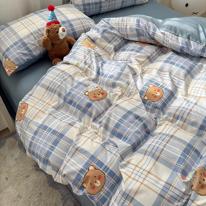 91家纺网 家纺一手货源 找家纺 沐芷 2025 软萌卡通超柔水洗棉单被套A类 被套单件被罩 格纹熊