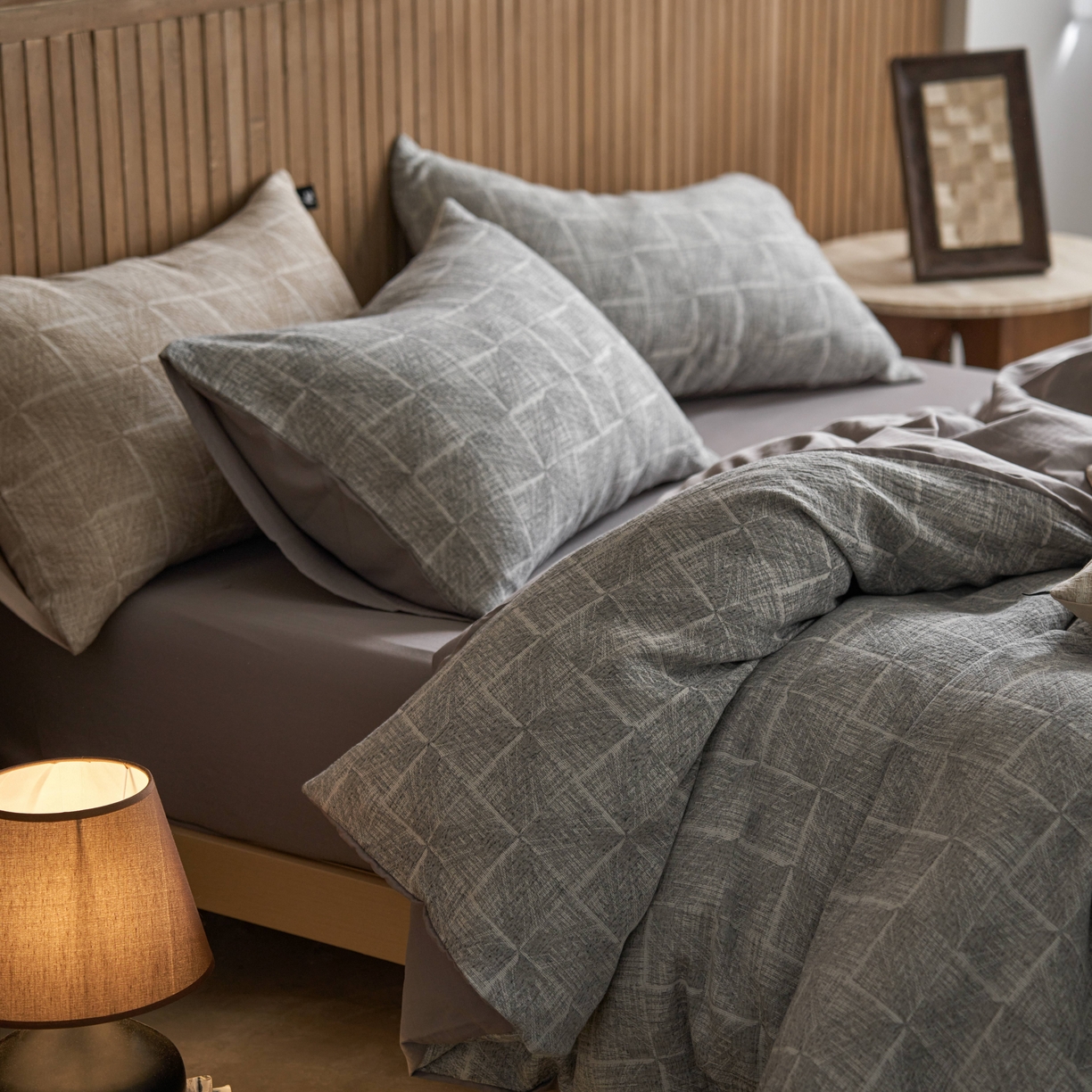 91家纺网 家纺一手货源 找家纺 安莱生活 2025新款三层纱大提花四件套--苏珊格 苏珊格-深灰