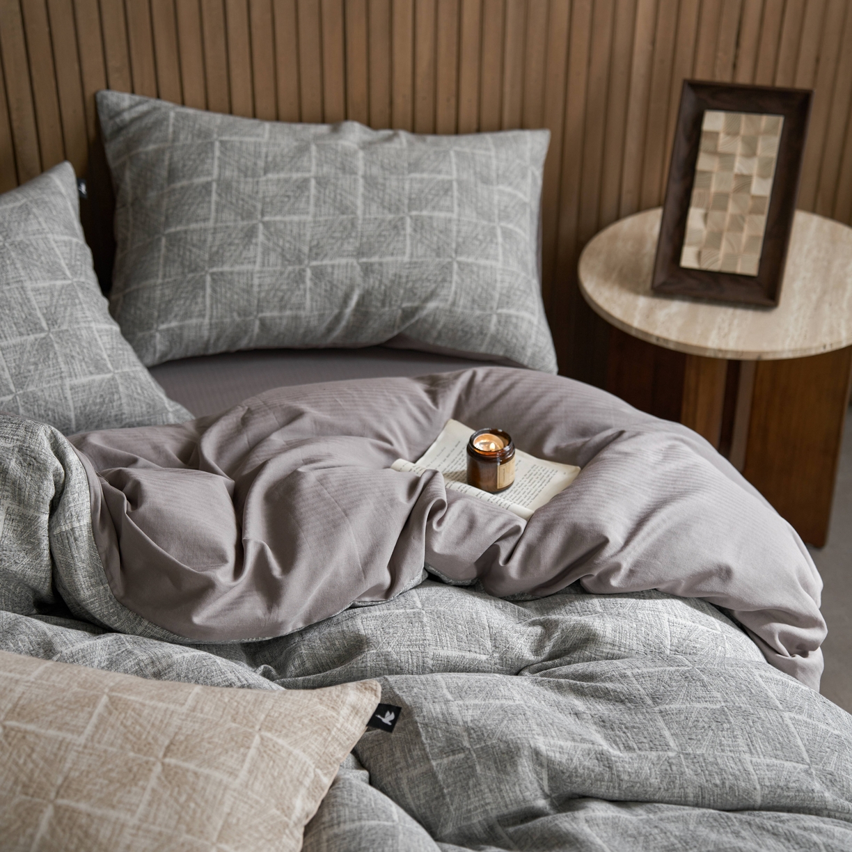 91家纺网 家纺一手货源 找家纺 安莱生活 2025新款三层纱大提花四件套--苏珊格 苏珊格-深灰