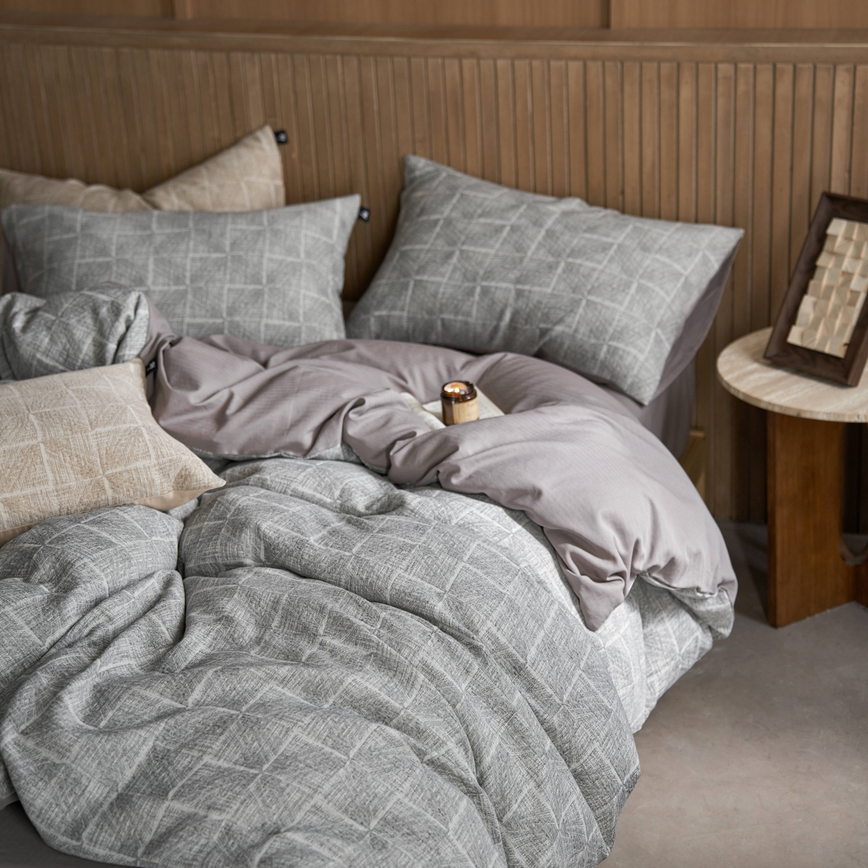 91家纺网 家纺一手货源 找家纺 安莱生活 2025新款三层纱大提花四件套--苏珊格 苏珊格-深灰