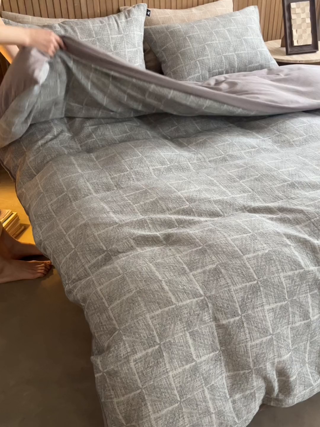 91家纺网 家纺一手货源 找家纺 安莱生活 2025新款三层纱大提花四件套--苏珊格 苏珊格-深灰