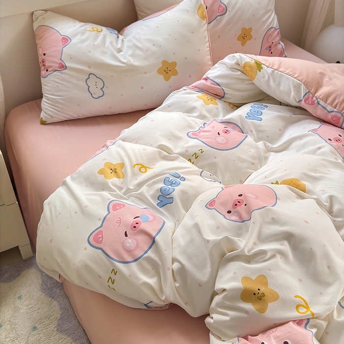 91家纺网 家纺一手货源 找家纺 沐芷 2025 A类软萌水洗棉卡通印花四件套床上用品三件套被套床单 困困小猪