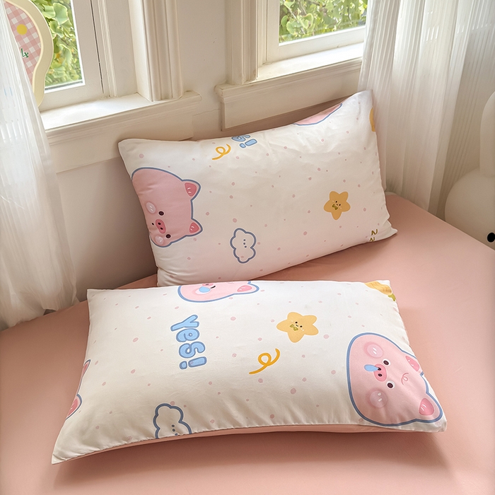 91家纺网 家纺一手货源 找家纺 沐芷 2025 A类软萌水洗棉卡通印花四件套床上用品三件套被套床单 困困小猪