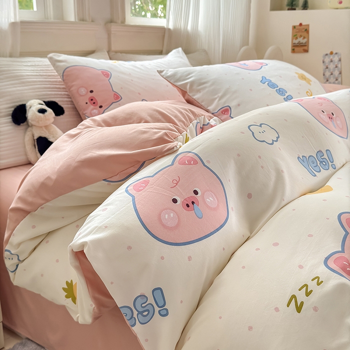 91家纺网 家纺一手货源 找家纺 沐芷 2025 A类软萌水洗棉卡通印花四件套床上用品三件套被套床单 困困小猪