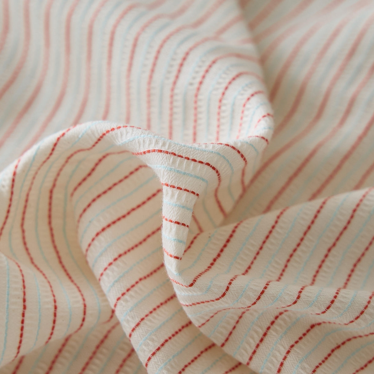 91家纺网 家纺一手货源 找家纺 安莱生活 2025新款精梳纱色织提花四件套-森韵 森韵-红白彩条