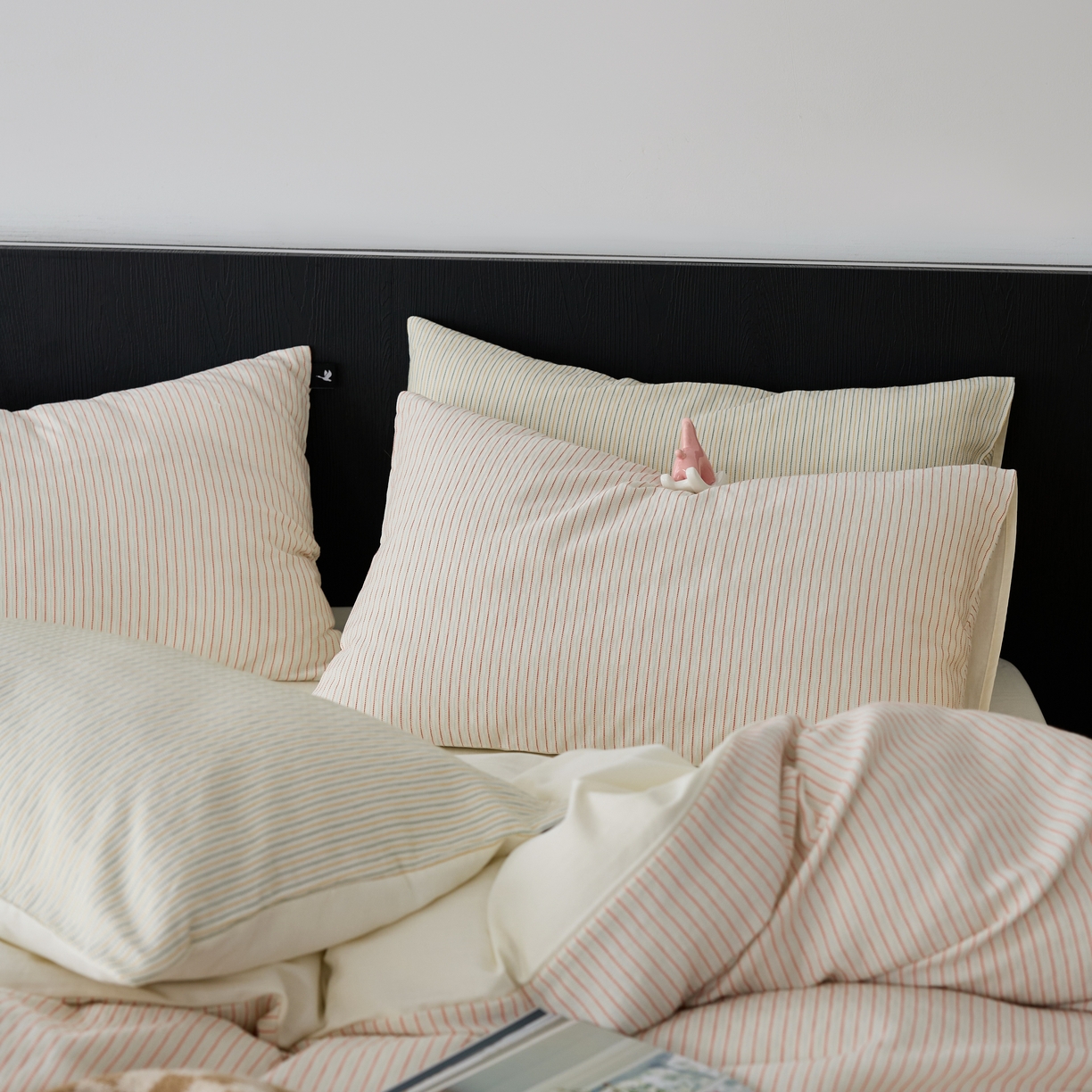 91家纺网 家纺一手货源 找家纺 安莱生活 2025新款精梳纱色织提花四件套-森韵 森韵-红白彩条