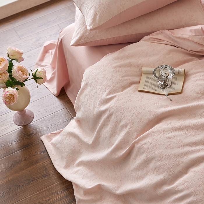 91家纺网 家纺一手货源 找家纺 优品阁 2025新款全棉纯棉A类人字斜三层纱提花四件套-叶叶情深系列 叶叶情深-公主粉