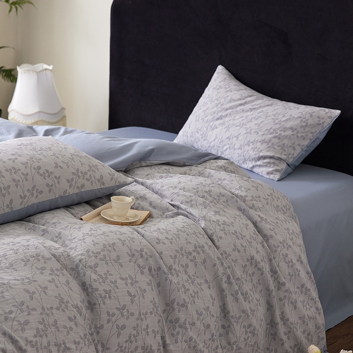 91家纺网 家纺一手货源 找家纺 优品阁 2025新款全棉纯棉A类人字斜三层纱提花四件套-叶叶情深系列 叶叶情深-雾霾蓝