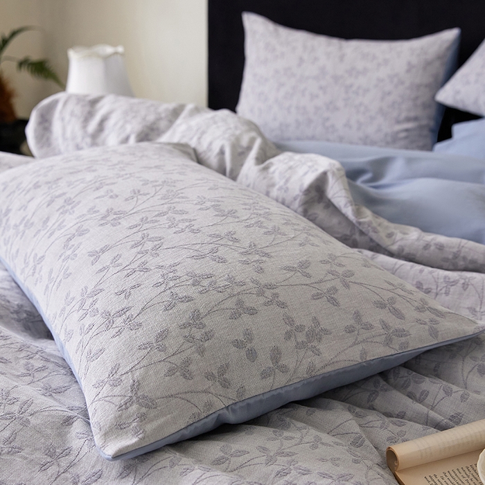 91家纺网 家纺一手货源 找家纺 优品阁 2025新款全棉纯棉A类人字斜三层纱提花四件套-叶叶情深系列 叶叶情深-雾霾蓝