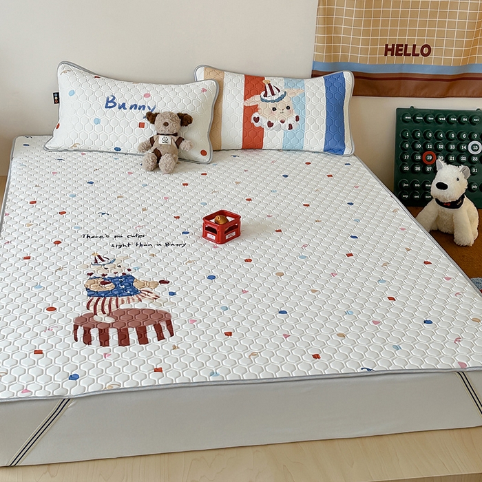 91家纺网 家纺一手货源 找家纺 RYB红黄兰 2025ins原创新款设计师款大版凉感水洗乳胶凉席三件套 马戏团小兔