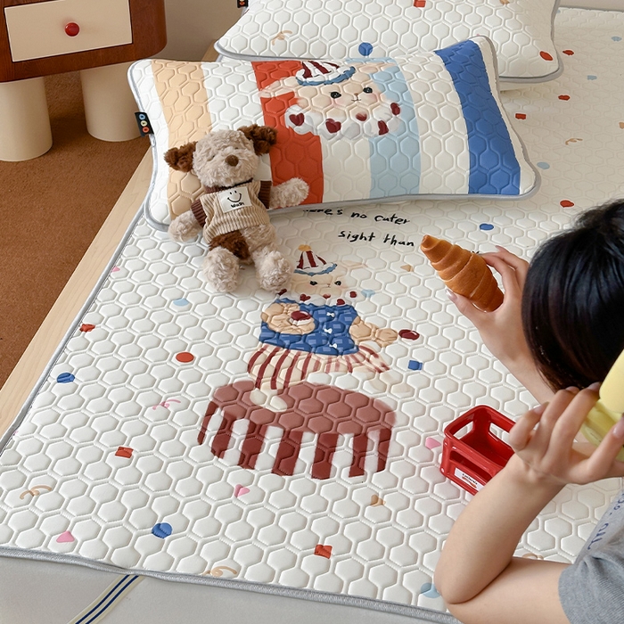 91家纺网 家纺一手货源 找家纺 RYB红黄兰 2025ins原创新款设计师款大版凉感水洗乳胶凉席三件套 马戏团小兔