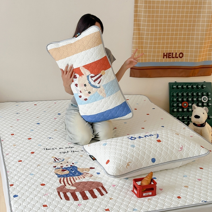 91家纺网 家纺一手货源 找家纺 RYB红黄兰 2025ins原创新款设计师款大版凉感水洗乳胶凉席三件套 马戏团小兔