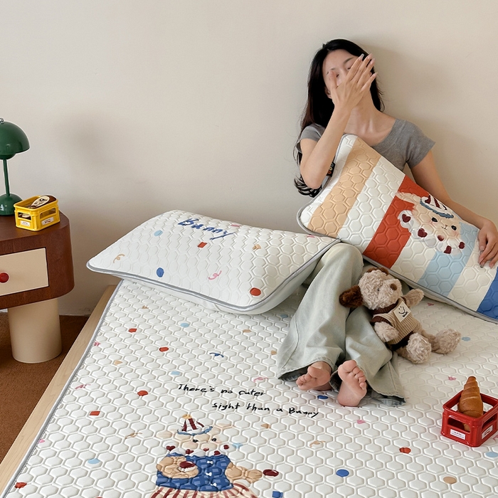 91家纺网 家纺一手货源 找家纺 RYB红黄兰 2025ins原创新款设计师款大版凉感水洗乳胶凉席三件套 马戏团小兔