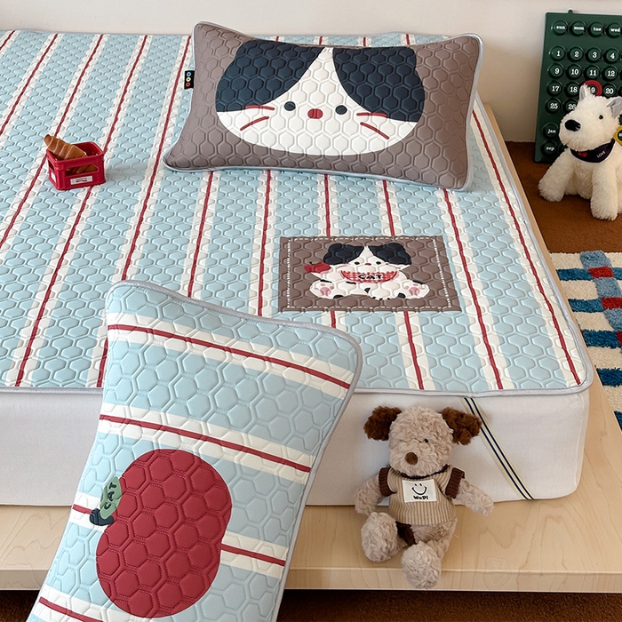 91家纺网 家纺一手货源 找家纺 RYB红黄兰 2025ins原创新款设计师款大版凉感水洗乳胶凉席三件套 苹果小黑猫