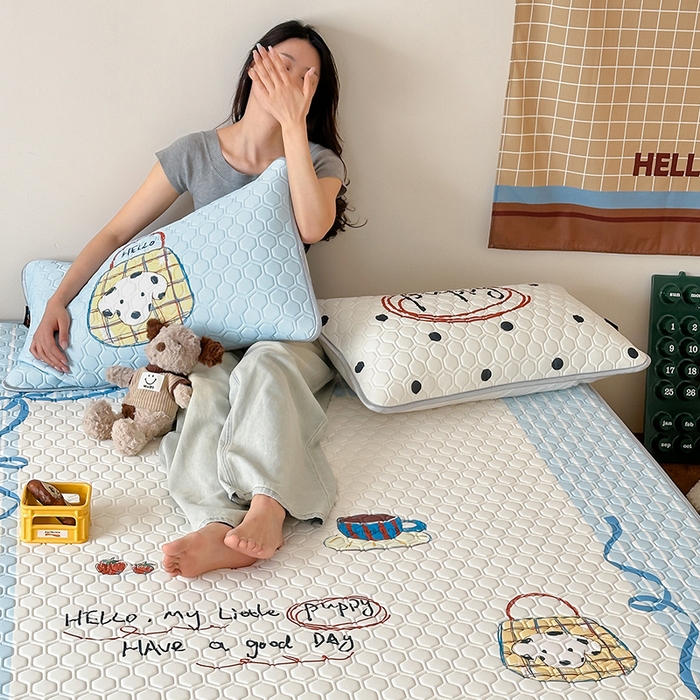 91家纺网 家纺一手货源 找家纺 RYB红黄兰 2025ins原创新款设计师款大版凉感水洗乳胶凉席三件套 狗狗日记