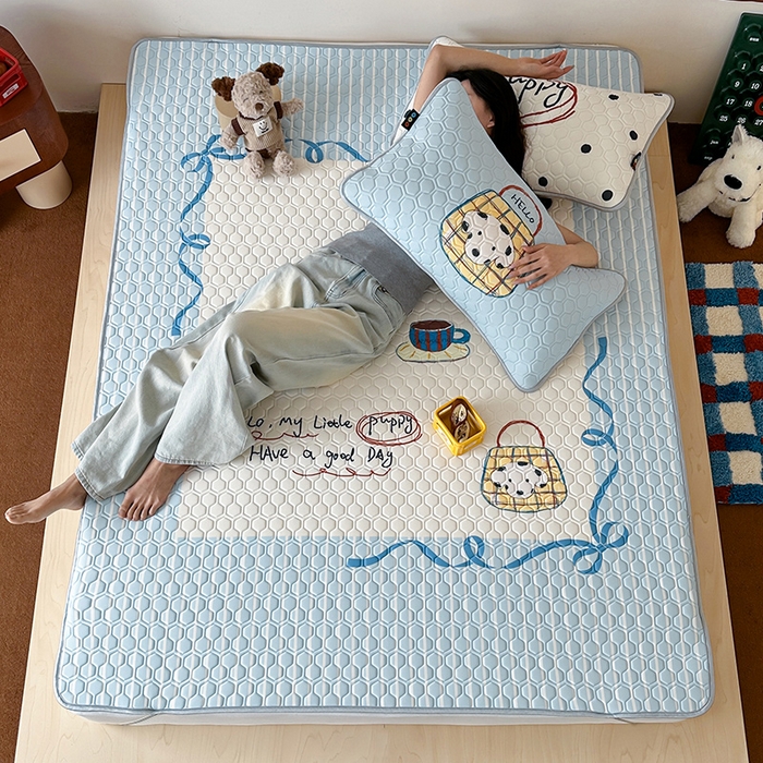 91家纺网 家纺一手货源 找家纺 RYB红黄兰 2025ins原创新款设计师款大版凉感水洗乳胶凉席三件套 狗狗日记