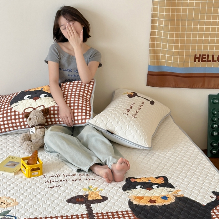 91家纺网 家纺一手货源 找家纺 RYB红黄兰 2025ins原创新款设计师款大版凉感水洗乳胶凉席三件套 红格猫咪