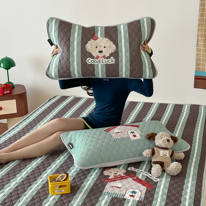 91家纺网 家纺一手货源 找家纺 RYB红黄兰 2025ins原创新款设计师款大版凉感水洗乳胶凉席三件套 泰迪小窝