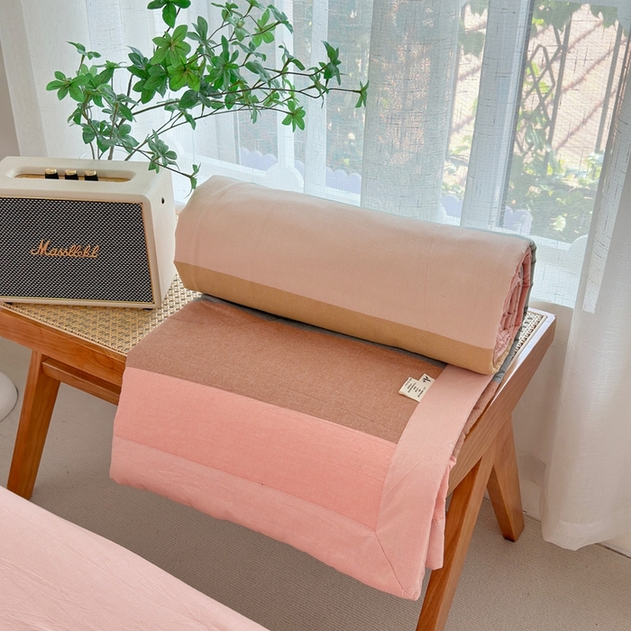 91家纺网 家纺一手货源 找家纺 三沁2025新款全棉色织水洗棉夏被 莫兰迪粉