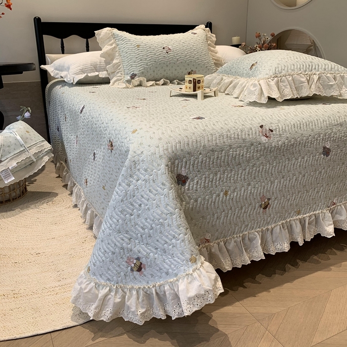 91家纺网 家纺一手货源 找家纺 奈萝家纺 2025新款全棉蕾丝花边床盖三件套四件套纯棉花边夏被 小花熊