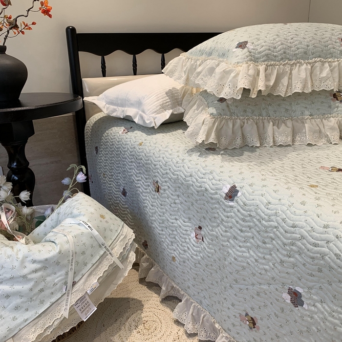 91家纺网 家纺一手货源 找家纺 奈萝家纺 2025新款全棉蕾丝花边床盖三件套四件套纯棉花边夏被 小花熊