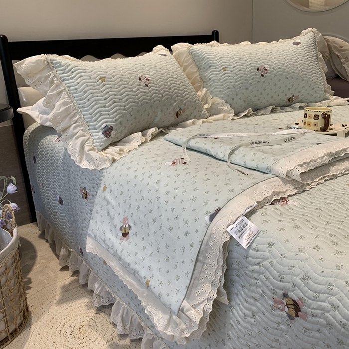 91家纺网 家纺一手货源 找家纺 奈萝家纺 2025新款全棉蕾丝花边床盖三件套四件套纯棉花边夏被 小花熊