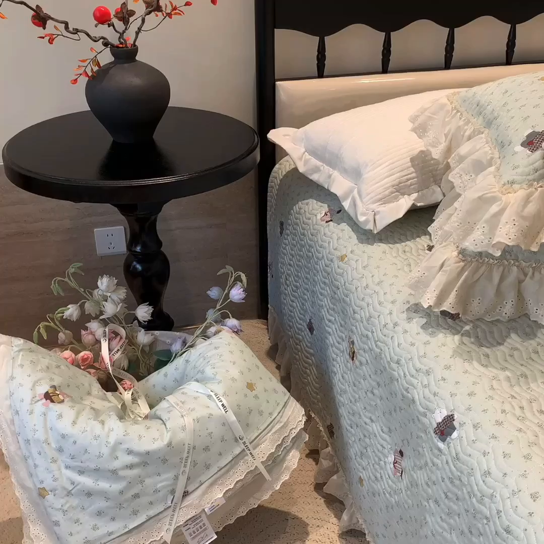 91家纺网 家纺一手货源 找家纺 奈萝家纺 2025春夏新款全棉纯棉蕾丝花边款床盖三件套 小花熊