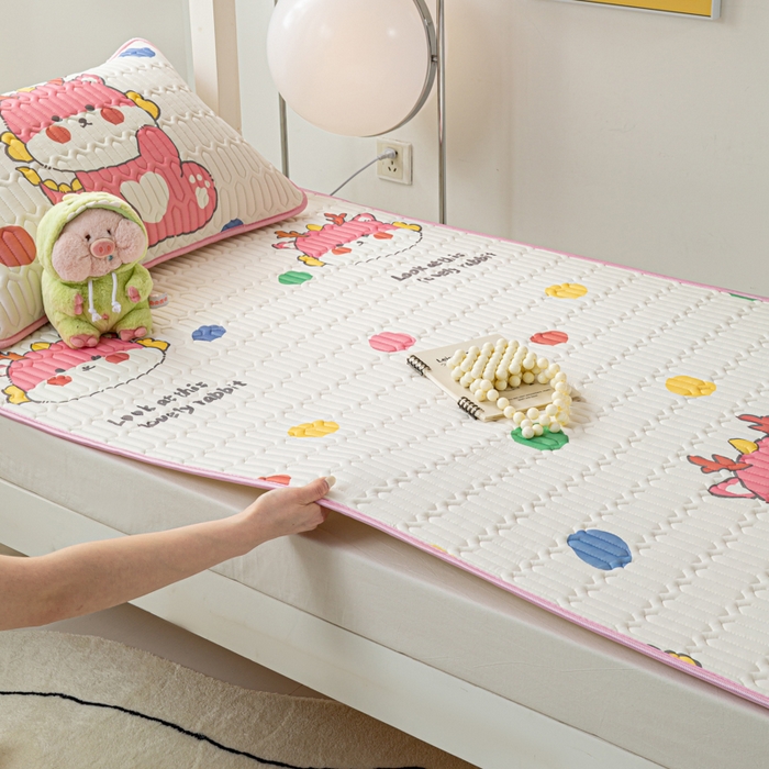 91家纺网 家纺一手货源 找家纺 （总）耐思家纺 2025新款A类0.5乳胶母婴级凉感丝印花乳胶凉席-学生款凉席