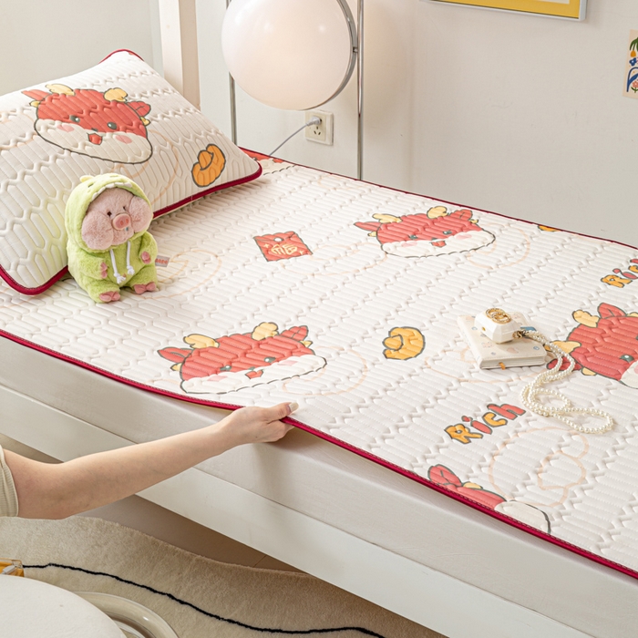 91家纺网 家纺一手货源 找家纺 （总）耐思家纺 2025新款A类0.5乳胶母婴级凉感丝印花乳胶凉席-学生款凉席