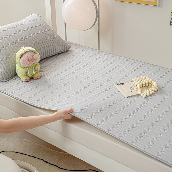 91家纺网 家纺一手货源 找家纺 （总）耐思家纺 2025新款A类0.5乳胶母婴级凉感丝印花乳胶凉席-学生款凉席