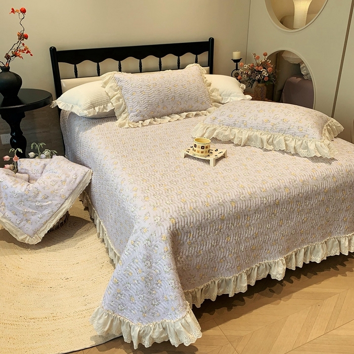 91家纺网 家纺一手货源 找家纺 奈萝家纺 2025春夏新款全棉纯棉蕾丝花边款床盖三件套 花语紫