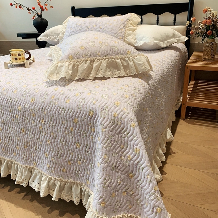 91家纺网 家纺一手货源 找家纺 奈萝家纺 2025春夏新款全棉纯棉蕾丝花边款床盖三件套 花语紫